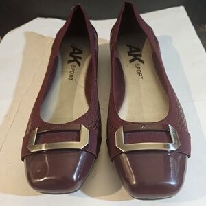 Ann Klein Sport AKUplift 2 Burgundy Flats Slip-on Buckle Womens Sz 10M Pre-owned